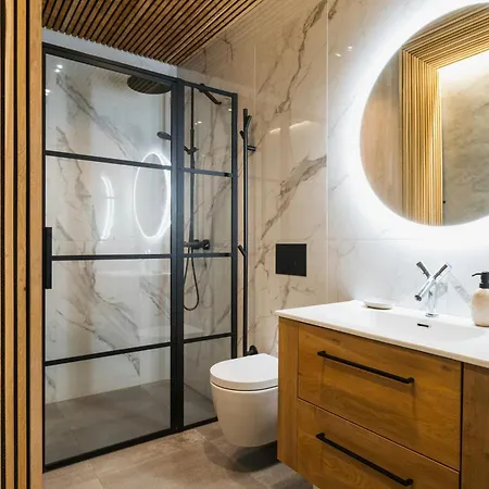 Appartamento Light With Rooftop Views In Toyen